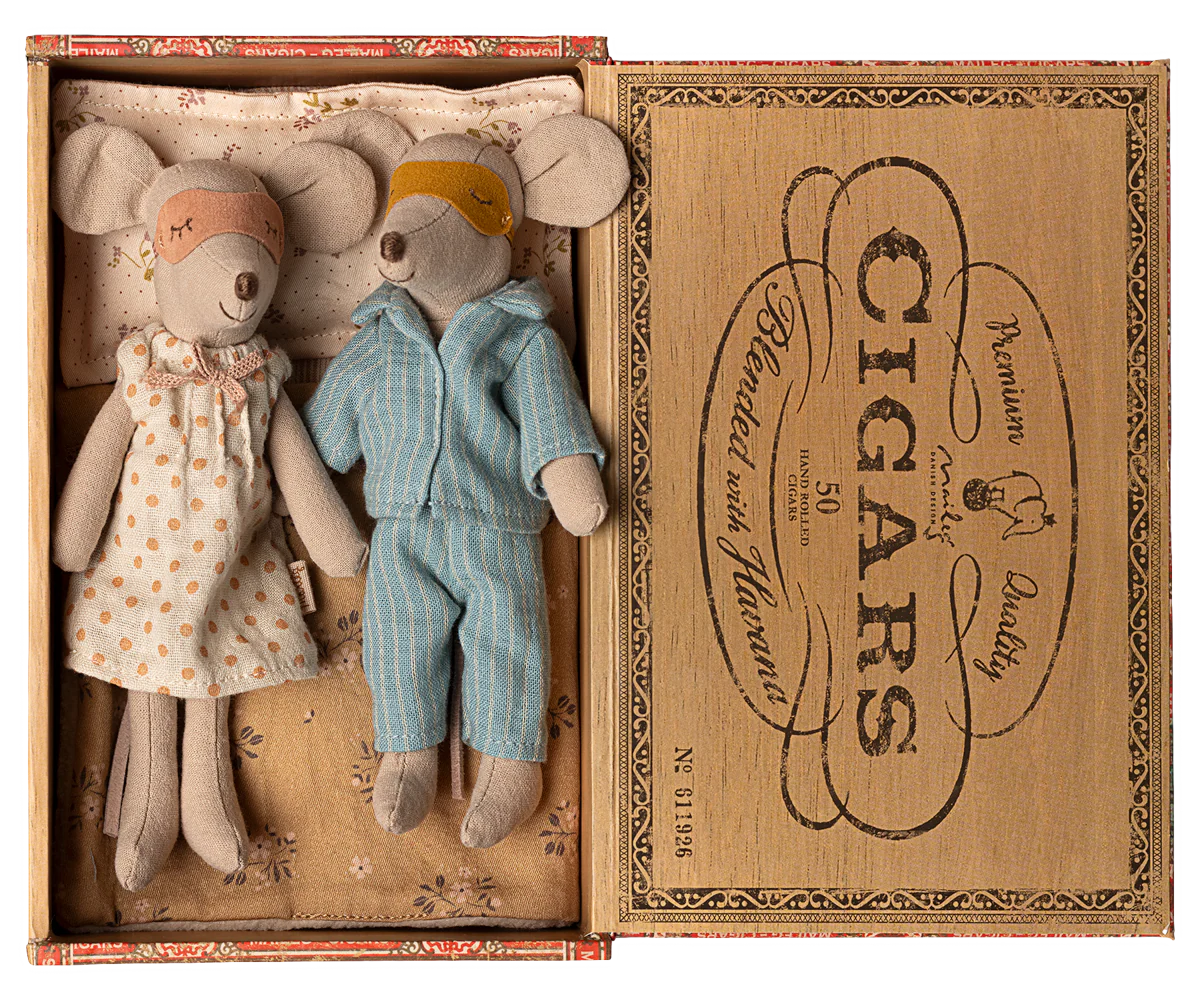 Mum and dad Mouse in Cigar Box